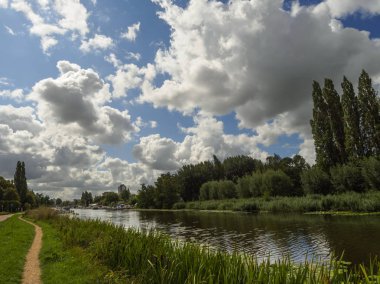 Güzel bir kanal ve bir orman bulutlu Hollandalı şehir, Vlaardingen (Rotterdam, Hollanda)