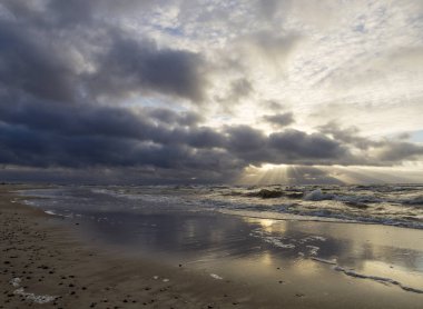 Klaipeda, Litvanya Baltık Denizi'nin kum plajındaki güzel kış günbatımı