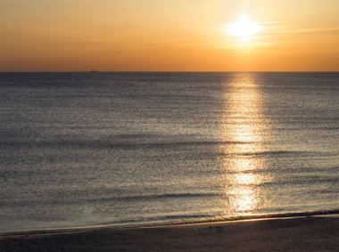 Klaipeda, Litvanya Baltık Denizi'nin kum plajındaki güzel kış günbatımı