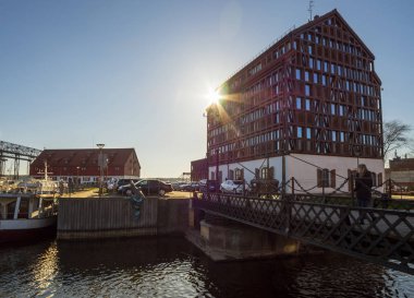 Yumuşak renkler ve farveht binalar Klaipeda Street, Litvanya ile büyüleyici gün batımı