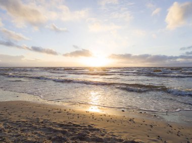 Klaipeda, Litvanya Baltık Denizi'nin kum plajındaki güzel kış günbatımı