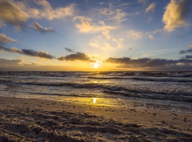 Klaipeda, Litvanya Baltık Denizi'nin kum plajındaki güzel kış günbatımı