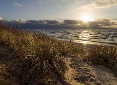 Kumlu plaj ve dunes Klaipeda, Litvanya Baltık Denizi'nin güzel gün batımı