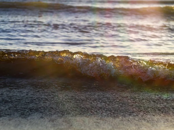 Amber Κύματα Στη Βαλτική Θάλασσα Στο Ηλιοβασίλεμα Κλαϊπέντα Λιθουανία — Φωτογραφία Αρχείου