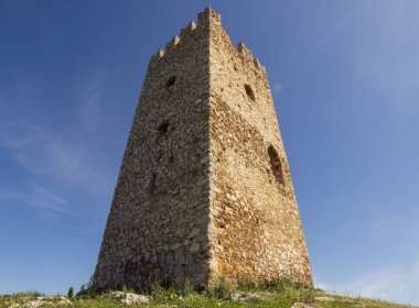 Yunan Adası EVIA güneşli bir bahar dağlarında eski kule