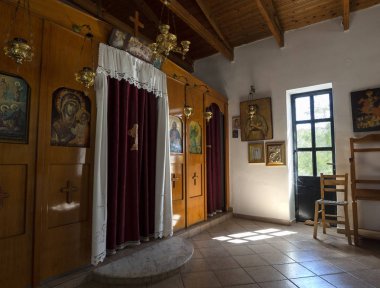 İç ve Yunan Ortodoks Kilisesi kutsal kişilerin resmi ve şamdan dekorasyon