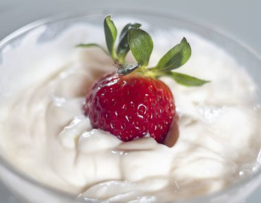 Yoğurtlu kırmızı çilek portre tatlı