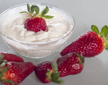 Yoğurtlu kırmızı çilek portre tatlı