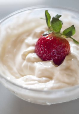 Yoğurtlu kırmızı çilek portre tatlı