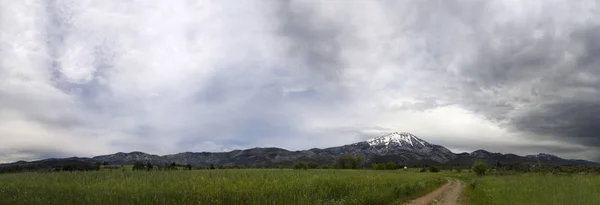 Panoramautsikt Över Det Snötäckta Berget Dirfys Och Himlen Med Moln — Stockfoto