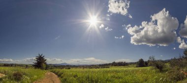 Yunanistan 'ın Evia adasında kar, Dirfys Dağı ve bulutlarla kaplı gökyüzü panoramik görünümü