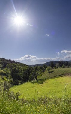 Yunanistan 'ın Evia adasında kar, Dirfys Dağı ve bulutlarla kaplı gökyüzü panoramik görünümü