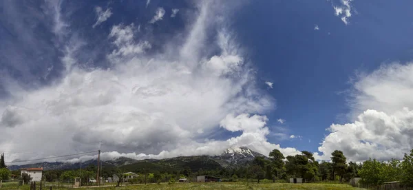 巨大的库穆卢斯云在接近之前可能风暴在希腊埃维亚岛的村庄 — 图库照片