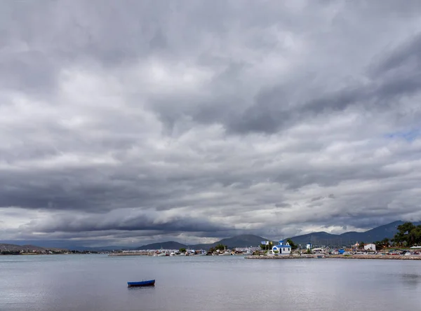 Vista Panorâmica Little Bela Igreja Grega Cores Azul Branco Dia — Fotografia de Stock