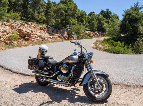 Orta Yunanistan, Haziran 2020: Kawasaki Vulcan Motosiklet helikopteri Yunanistan 'da bir dağ yılanının üzerinde duruyor