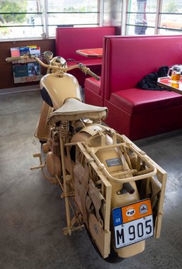 Yunanistan, Haziran 2020: Retro 50 motorsiklet lisansı. Kırmızı kanepeleri olan Amerikan tarzı bir motorcu barında duruyor.