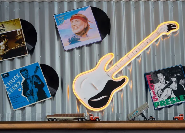 2020年6月 希腊一家自行车酒吧墙上的唱片收藏 吉他和汽车模型 — 图库照片