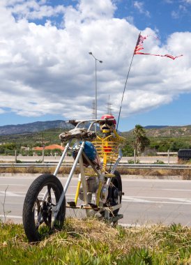 Orta Yunanistan, Haziran 2020: Yunanistan 'da otobanda motosikletli bir hayalet binicide sanat eseri iskeleti