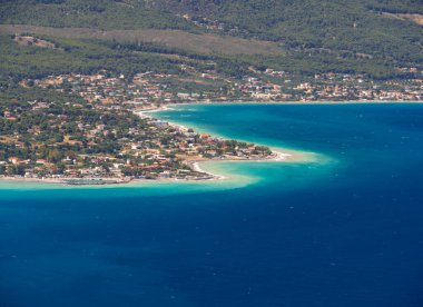 Yunan köyünün panoramik manzarası ve Yunanistan 'ın Korint Körfezi' ndeki güzel Psatha plajı güneşli bir yaz gününde