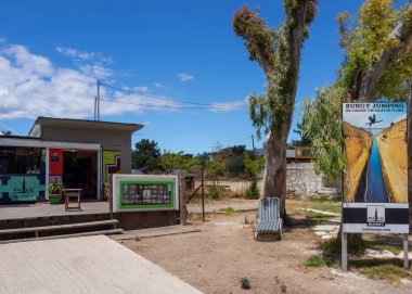 Corinth, Yunanistan, Haziran 2020: Yunanistan 'daki Korint kanalında Bungee jumping Center binası Zulu Bungy ve reklam panosu 