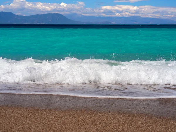 Vackra Skummande Vågor Stranden Psatha Korintiska Viken Och Joniska Havet — Stockfoto