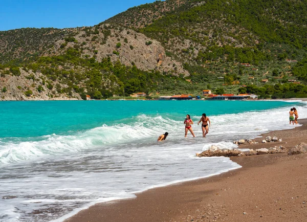 Grecia Junio 2020 Hermosas Olas Espumosas Turistas Bañándose Playa Psatha — Foto de Stock