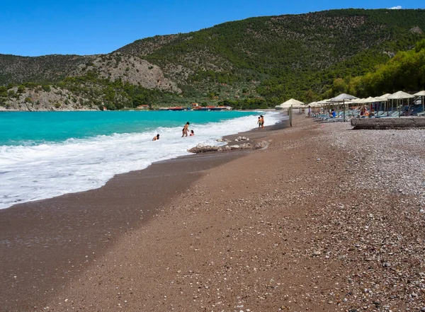 Grecia Junio 2020 Hermosas Olas Espumosas Turistas Bañándose Playa Psatha — Foto de Stock