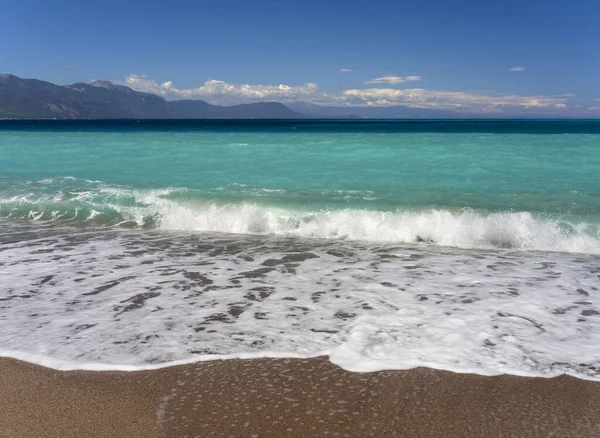 Vackra Skummande Vågor Stranden Psatha Korintiska Viken Och Joniska Havet — Stockfoto