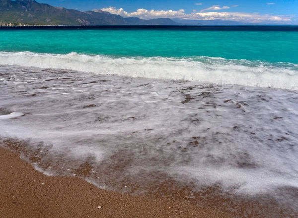 Όμορφα Αφρώδη Κύματα Στην Παραλία Της Ψάθας Στον Κορινθιακό Κόλπο — Φωτογραφία Αρχείου