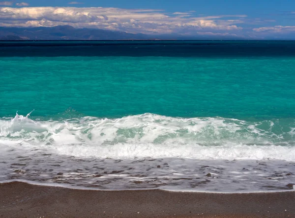 Vackra Skummande Vågor Stranden Psatha Korintiska Viken Och Joniska Havet — Stockfoto