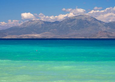 Korint Körfezi 'ndeki İyon Denizi Yunanistan' da yel değirmenleri ve bulutlu dağların arka planına karşı