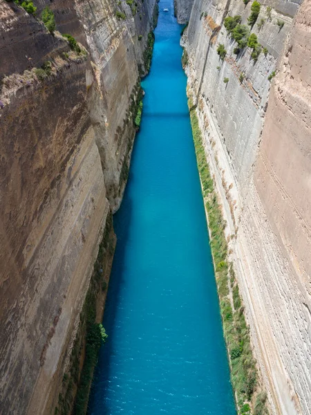 그리이스 펠로폰네소스 고린도 운하를 지나는 다리에서 내려다볼 수있다 — 스톡 사진