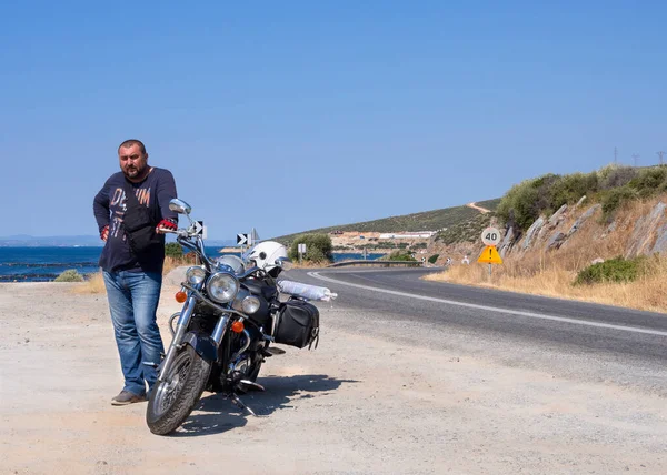 Homem Está Lado Uma Motocicleta Helicóptero Perto Uma Serpentina Montanha — Fotografia de Stock