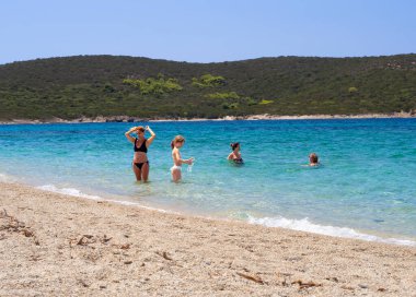Marmari, Evia Adası, Yunanistan. Ağustos 2020: Yunanistan 'ın Evia adasında tatilciler ve turistlerle Ege Denizi' nde kumlu bir sahil manzarası