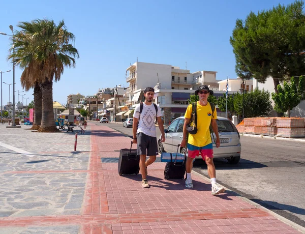 Marmari Isla Evia Grecia Agosto 2020 Dos Turistas Masculinos Caminan — Foto de Stock