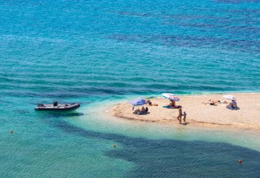 Marmari, Evia Adası, Yunanistan. Ağustos 2020: Yunanistan 'ın Evia adasında tatilciler ve turistlerle Ege Denizi' nde kumlu bir sahil manzarası