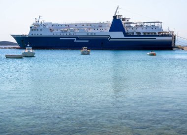 Yunanistan 'ın Evia adasındaki Marmari tatil beldesinin limanında bir yolcu feribotu ve balıkçı teknesi duruyor.