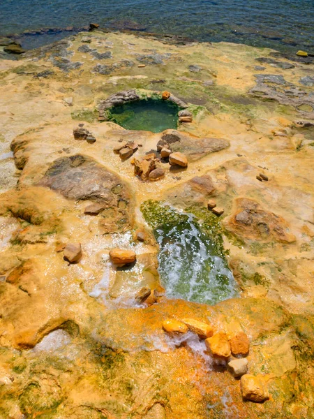 Yunanistan 'ın Evia adasındaki Yunan Spa tatil beldesi Loutra Edipsou' da doğal banyo ve sıcak kaplıcalarla sahili görmek