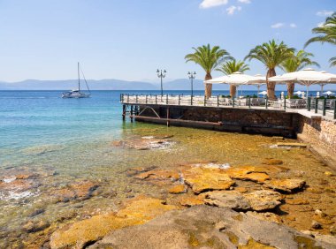 Yunanistan 'ın Ege Denizi' nde güneşli bir günde, Evia (Euboea) adasındaki Yunan spa tatil beldesi Loutra Edipsou 'nun güzel yatı ve denizi