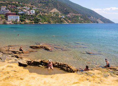 Loutra Edipsou, Evia Adası, Yunanistan. Eylül 2020: Yunan adasındaki Yunan Spa tatil beldesinde sıcak su kaynaklı plaj manzarası