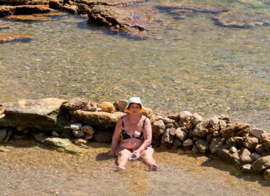 Loutra Edipsou, Evia Adası, Yunanistan. Eylül 2020: Yunan adasındaki Yunan Spa tatil beldesinde sıcak su kaynaklı plaj manzarası