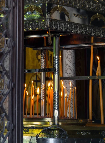 Wejście Świecznik Kościelny Zapalonymi Świecami Kościoła Jana Rosjanina Miejscowości Prokopi — Zdjęcie stockowe