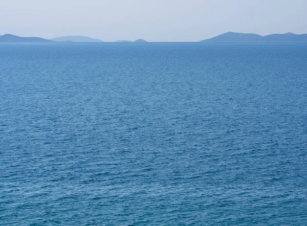 그리스에 있는에게 수평선에 파도와 산들로 이루어진 — 스톡 사진