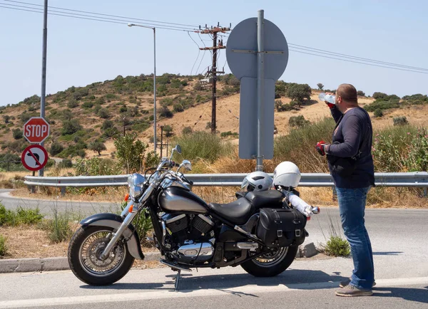 Mężczyzna Motocyklu Zatrzymał Się Poboczu Drogi Podczas Podróży Wyspie Evia — Zdjęcie stockowe