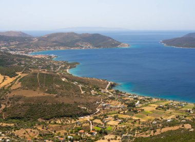 Yunanistan 'ın Evia adasındaki Marmari kasabası yakınlarındaki Ege Denizi ve Yunan köyünün en üst manzarası güneşli bir günde