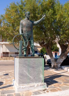 Marmari, Evia Adası, Yunanistan. Ağustos 2020: Ege Denizi kıyısındaki bir Yunan tatil köyünde direksiyon simidi olan Afanis Navtis adlı bir denizcinin anıtı