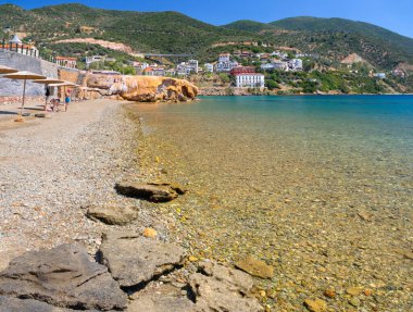 Loutra Edipsou, Evia Adası, Yunanistan. Eylül 2020: Yunan adasındaki Spa tatil beldesindeki plajın panoramik manzarası