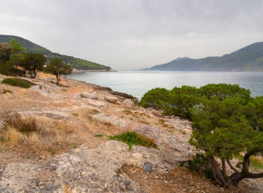 Sahil Aziz Nicholas, Porto Germeno, Korint Körfezi ve Yunanistan İyon Denizi Bulutlu bir sonbahar gününde 
