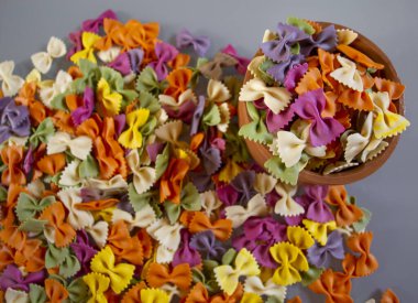 Kelebek şeklinde çok renkli makarna.