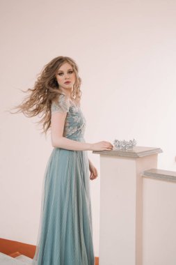 Sevimli kız prenses petale merdivenlerde kütüphanede okuyan